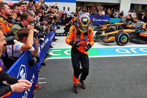 F1 Topic：アメフトでお馴染みの『グリディ』を披露したピアストリ。何かの縁を感じさせる著名選手の直伝ダンス