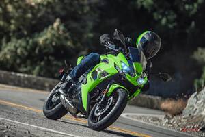 【カワサキ・ニンジャ650】パラレルツインのフレンドリーミドルスポーツ。 2026年モデルは新たな2色ラインアップで登場。価格は107万8000<span class=