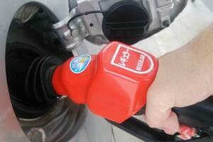 ガソリン満タン後にもうちょっと！「継ぎ足し給油」なぜ“やっちゃダメ”なのか？ 「知らなかった…」じゃ済まされない！ セルフ式GSでの「危険すぎる行動」とは！