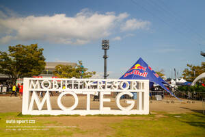 今年も初日から盛況のMotoGP日本GPイベント広場。小椋藍グッズは売り切れ続出？