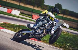ハスクバーナのスーパーモト『FS 450』が2026年モデルに、燃料噴射設定変更で静粛性アップ