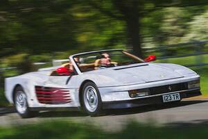 フェラーリ・テスタロッサが307万円？（1）　艶ないプライマー・ボディ　ルーフは大胆カット済み