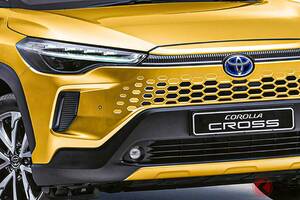トヨタ新型「カローラ“クロス”」まもなく登場!? 顔面刷新で“レクサス顔”に顔面刷新!? 完全“独自仕様”もあるか？ 4年ぶり大刷新の「“大人気”コンパクトSUV」どうなるのか