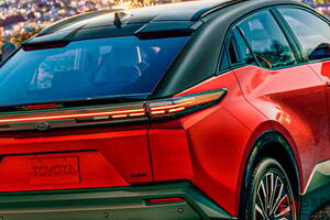 【カナダ】トヨタ新型「C-HR」初公開！ 338馬力の「“スポーティ高性能4WD」もアリ！ 最新サメ顔×クーペボディがイイ「新コンパクトSUV」登場