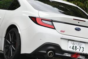 スバル新「BRZ」発表！ 全長約4.2mの“ちょうどいいサイズ”に2.4リッター水平対向エンジン搭載！ 最新「4人乗りスポーツカー」一部改良で何が変わった？