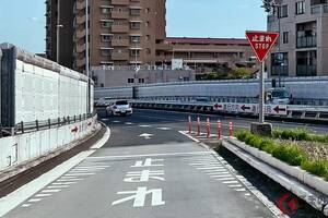斜め合流で「ウインカー」左右どちらが正しい？ 実は「一発で見分ける」方法があった！ どう判断すればいいのか 警察の回答は？