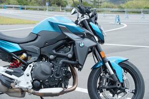 なぜBMW「F900R」は買いなのか？ スポーツネイキッドの理想形、130万円以下で味わえるBMWクオリティとは【試乗レビュー】