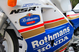 31年前の2スト“レーサーレプリカ”を米国オークションで発見 ホンダ「NSR250R」ロスマンズ仕様の現在の価値とは