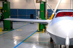 世界初公開！ 老舗UAV企業の「最新無人戦闘機」ライバル機との比較写真も 初飛行は？