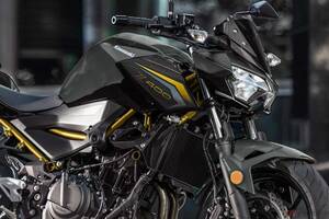 ゴールドの差し色がブラックを引き立てる!!　カワサキ「Z400」2026年モデル発売　販売店ではすでに次（2026年）の入荷待ち!?