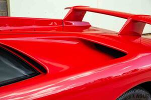 「えっ、マジで!？」32年前のスーパーカーなのに走行わずか249キロ!？ タイムカプセルから出てきたような「赤いランボ」がオークションで落札 右ハンドルの“ほぼ新車”「ディアブロ」の気になる落札価格とは