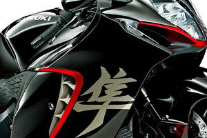 スズキ新「ハヤブサ」発売！ 超パワフル「最高速300km」大排気量エンジン＆“6速MT”搭載の「アルティメット・スポーツ」が進化！ 異例の全“19タイプ”展開となった「新・爆速バイク」とは！