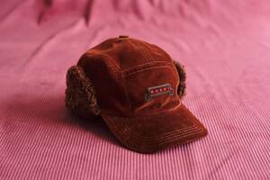 モードでプレイフルなひねりで秋冬を彩るマルニ──2025年の秋冬スタイルを小物でアップデートする