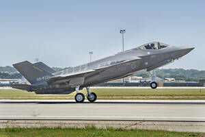 空自機が米軍の「黒い巨人機」を護衛!? 最新ステルス機も参加して共同飛行 ロシアの前で「訓練です」