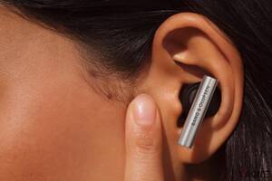 耳元を飾る“音のジュエリー”!? 創立100周年を迎えた「バング＆オルフセン」から“新型高級イヤホン”が登場 ブランドの真髄を体現したアイテムの魅力とは