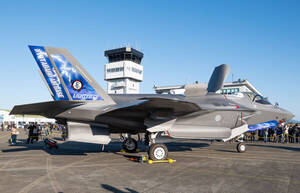 空自の“最新鋭ステルス戦闘機”がドレスアップ「あれ？ 表面とかにいろいろ塗っちゃダメなんじゃないの？」驚きの理由が明らかに