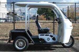 普通自動車免許で乗れる３人乗りトライク「AP Trikes125」の派生モデル「ST TRIKES125」登場!! 同価格で販売