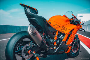 注目のスーパースポーツ！KTM『990 RC R』発表に「羽根付きかっちょええ～」「これぞKTM」と興奮の声！