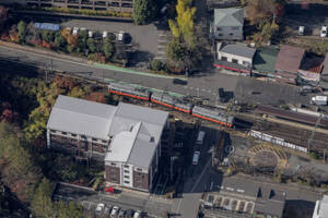 温泉地を走る「日本最古級の電車」！ 空から見た「100歳超の長老」の雄姿も世代交代か