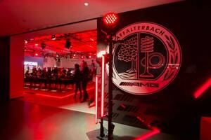 イベント参加でAMGの聖地訪問！小さな村の路駐車両が高級車ばかりで驚き！【みどり独乙通信】