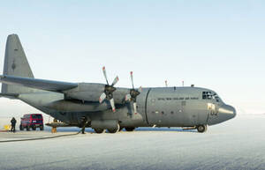 「う、動きが封じられた！」南極サバイバル訓練中の空軍兵士が“よちよち歩きの”珍客に包囲される!?