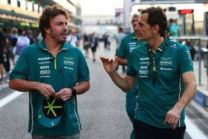 大切なファンを待たせたので900万円。アストンマーティン、アロンソ＆ストロールのイベント欠席で多額の罰金。誠意のサイン入りキャップ配布へ