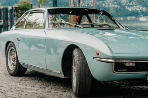 カウンタック以前の「4人乗りランボルギーニ」がオークションで落札 生産台数は225台 元スペイン王室が所有していた56年前の「イスレロ」とは