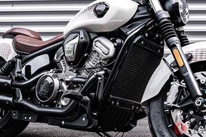 新型「クルーザーモデル」公開！ 948ccの“V型4気筒エンジン”で108馬力を発揮！ 中国ブランド「ベンダ」の最新車両「Dark Flag 950」とは？