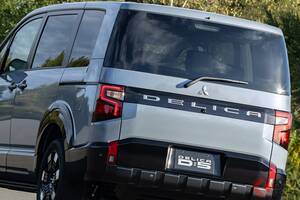 19年目に大幅刷新！ 三菱の新型「“最強”ミニバン」登場へ！ 「タフ顔」さらに進化＆高性能4WD搭載で“悪路走破”アップ 新「デリカ」の先進メーターにも注目！