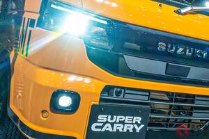 スズキ“新型”「軽トラ」初公開！ “12年目の大刷新”遂げた「2人乗り仕様」！ 広びろ内装×“ワル”な黒顔モデル「スーパーキャリイ エックスリミテッド」登場