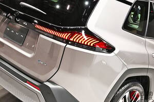 7年ぶり全面刷新！ まもなく発売のトヨタ新型「“5人乗り”SUV」がスゴい！ 3つの「違う顔」×全長4.6m級の「ちょうどイイサイズ」！ 新型「RAV4」注目すべきポイントとは