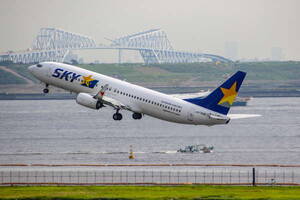 「飛行機が雷」浴びるとどうなる？ スカイマーク機も遭遇…ド級の実験も行われた航空業界の“対策の進化”