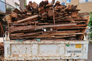 気を付けるべきは過積載だけにあらず！　トラックは積み荷を落としただけでも罪になる!!