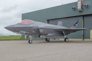 自衛隊も買った！ F-35戦闘機用の「必須装備」一見ただの筒 じつは新戦術に大貢献「パイロットの負担軽減にも」