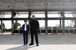 F1日本GPアンバサダー、市川團十郎親子が鈴鹿サーキットに見参！　レースの世界を満喫……スポーツ走行のエンジン音にも興奮「すごい緊張感」