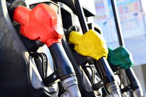 ガソリン価格を段階的に10円引き下げへ。新たな補助金制度がスタート。店頭ではいつから価格が下がる？