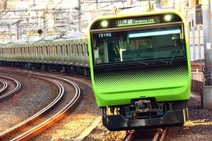 電車内に流れる爆音！ SNSで「バズる」愚行、「静かな車内」は過去の遺物？ 厳罰なき日本で加速する「音ハラ」を考える