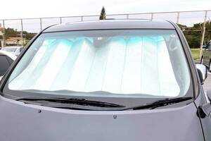 車内80℃の「猛暑地獄」を変える！ いま「巻く」サンシェードが大注目なワケ、旧タイプとの決定的な差とは？