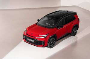 トヨタ新型『RAV4』初公開　デザイン刷新、PHEVは最大304馬力に強化　年度内発売へ