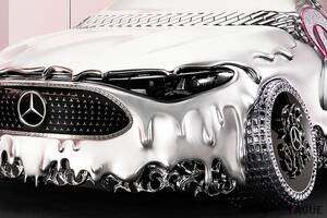 「え…新型『CLA』なの!?」 メルセデス・ベンツが人気ラッパーとコラボした“斬新すぎるドアのない4ドアクーペ”を世界初公開