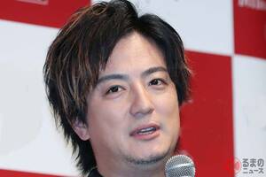 タレント「上地雄輔」が“3000万円”超え「高級車」との“2ショット”公開！ 超オシャレな「オレンジ内装」輝く「最上級クーペ」どんなクルマ？