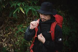 雨のアウトドアで活躍するレインギアは「梅雨時の通勤や街歩き」でも使える！ 人気ブランドのアイテムでチェックする“選びのポイント”とは