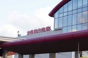 なんて肉圧だ… 「とんでもなく盛りすぎた空港ラーメン」が「1日3往復しかない地方空港」に出現中 チャーシューも麺量もブッ飛んでる