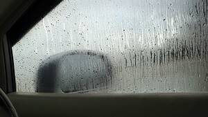 梅雨の季節になるとクルマのエアコンが臭うのはなぜ？