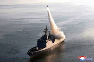 進水せずハデに横転した「北朝鮮の新型艦」復旧され立ち上がる 金総書記「党の総会までに修理せよ」直々に指示 間に合うの？