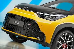 【欧州】トヨタ新型「めちゃ小さい“SUV”」発表に反響多数！「軽自動車キラーになりそう」「本気で買います！」の声も！ パワフルな“走り”楽しめる「新型アイゴX GRスポーツ」に大注目！