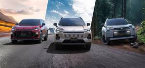 トヨタ新型「RAV4」世界初公開。3つのデザインを用意、新開発ハイブリッド採用…国内は25年度内発売へ