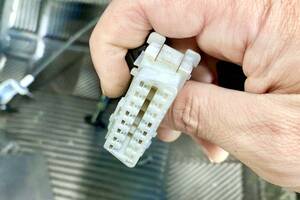 「OBD2スキャナー」が支える診断改革！ 電子制御車増加がけん引、年6.6%成長の市場とスマホ車両管理の普及
