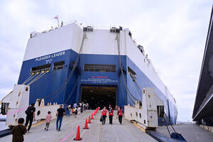この船に「クルマ6430台」どーやって積むの!? 「飛鳥III」と並んだ「日本郵船の自動車船」に潜入 もはや神業の積み込み