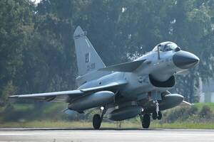 中国オリジナル戦闘機が史上初の戦果!? ヒマラヤ至近で起きた空中戦 世界の兵器マーケットに影響 “大”な可能性